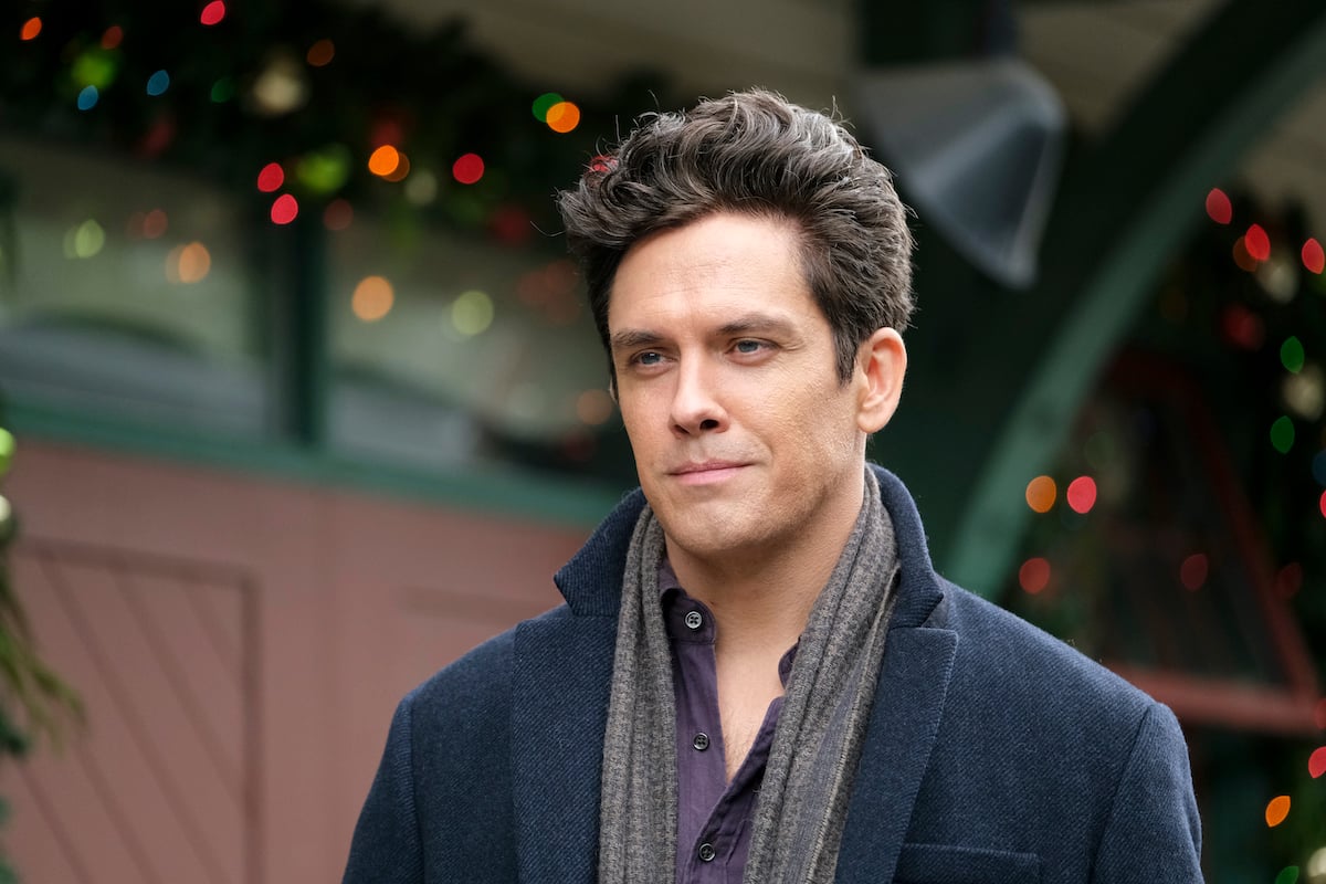 Neal Bledsoe in the CBS movie 'Must Love Christmas'