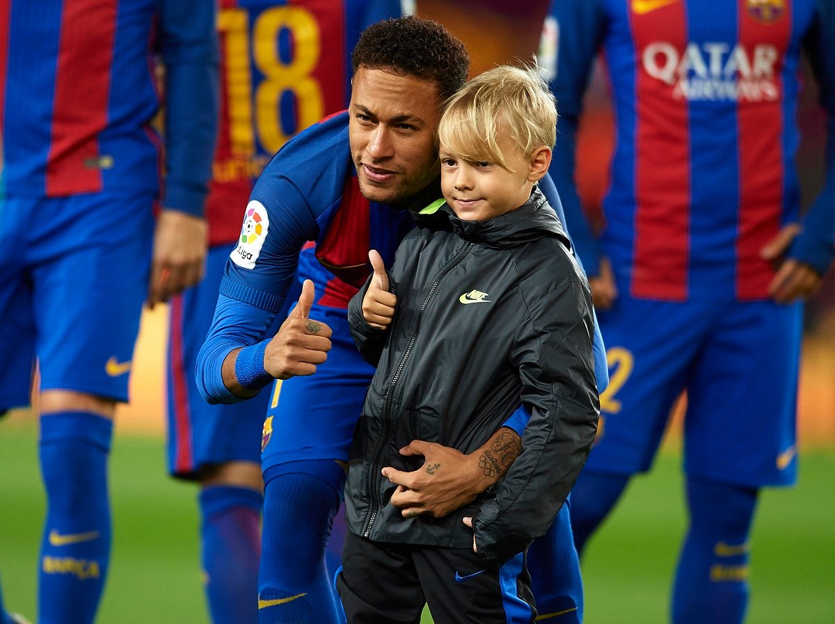 Neymar Jr. and his son Davi Lucca give their thumbs up prior to the Copa del Rey Round of 16