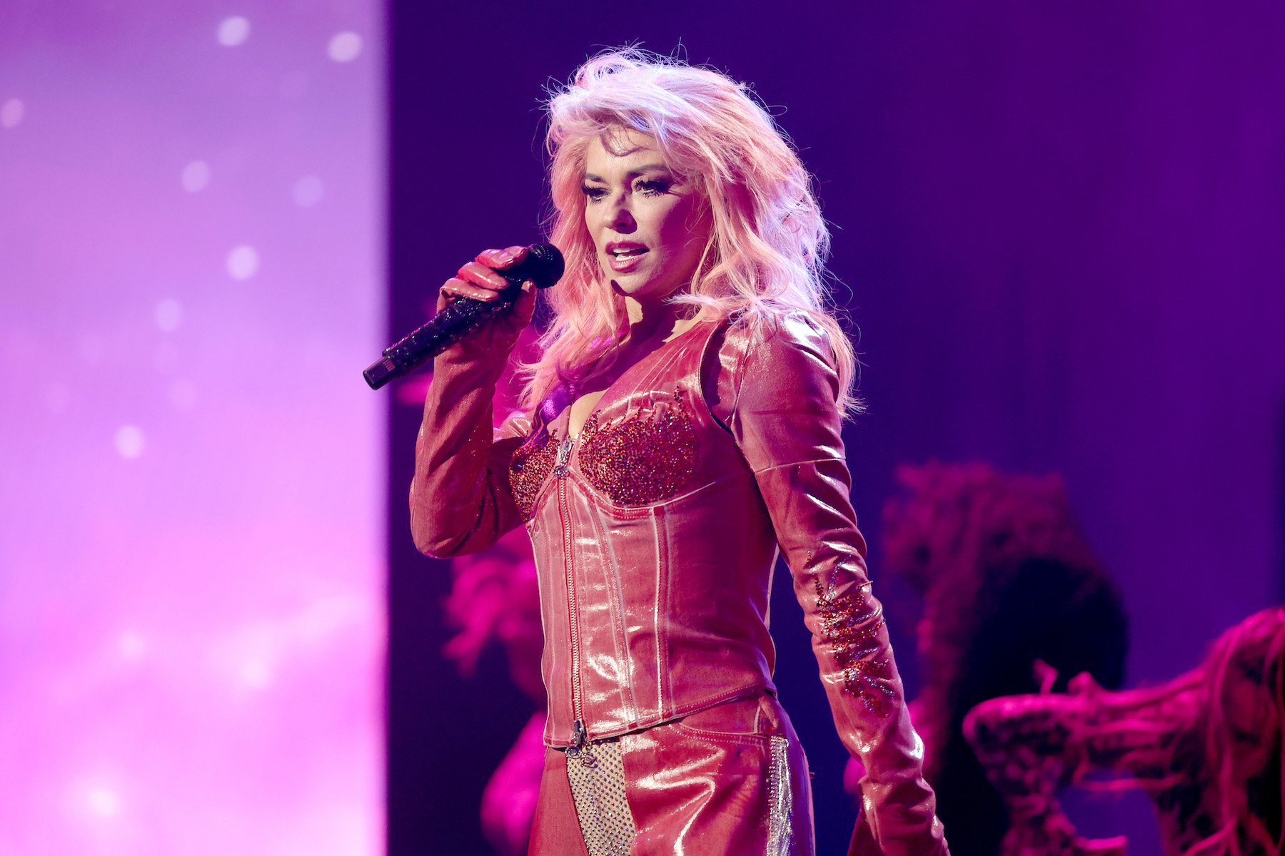 Shania Twain, who gave one of the best moments at the 2022 People's Choice Awards with her performance, wearing pink hair and a pink outfit
