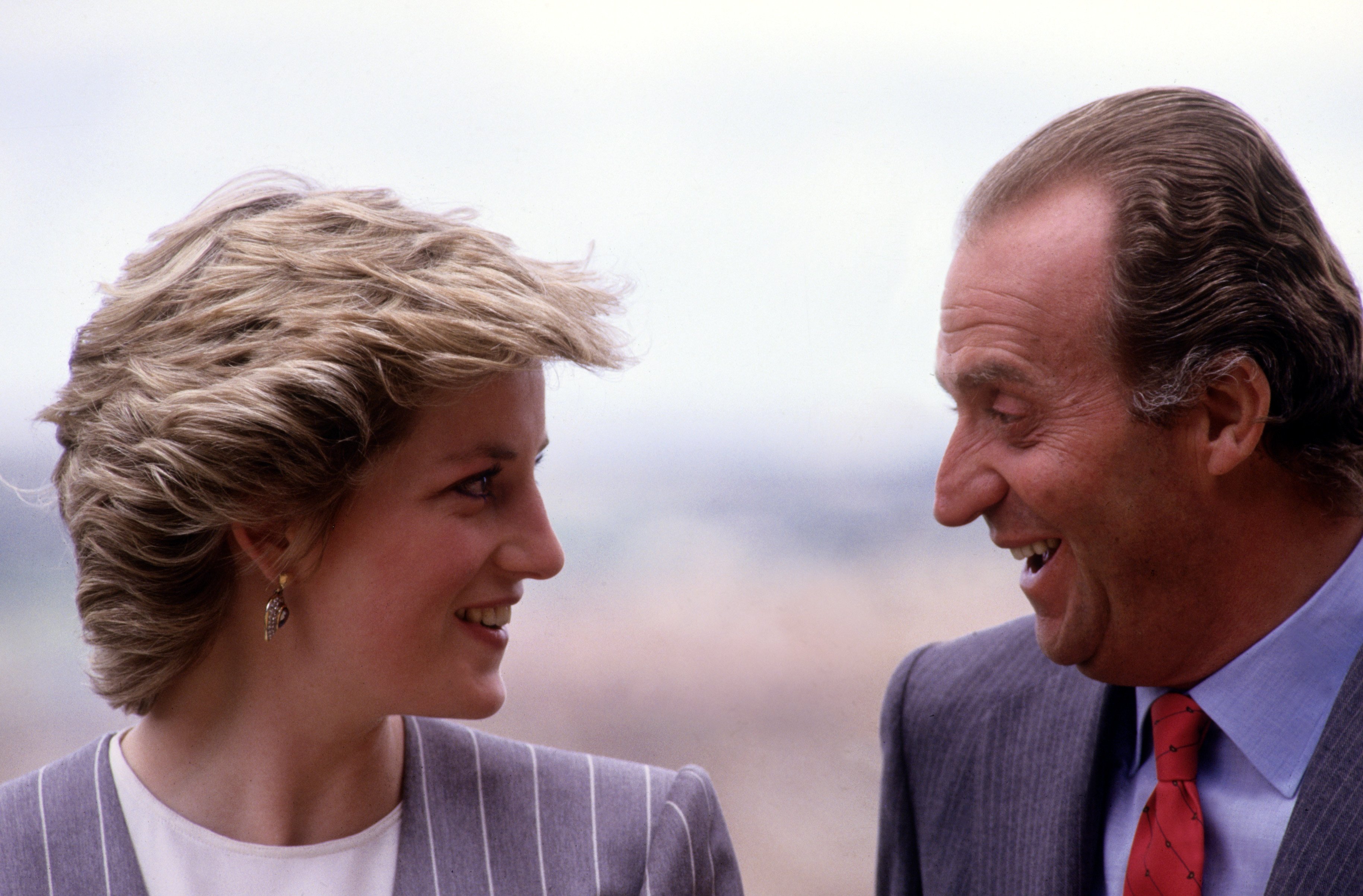 La princesa Diana y el rey Juan Carlos hablando durante una visita en 1987. 