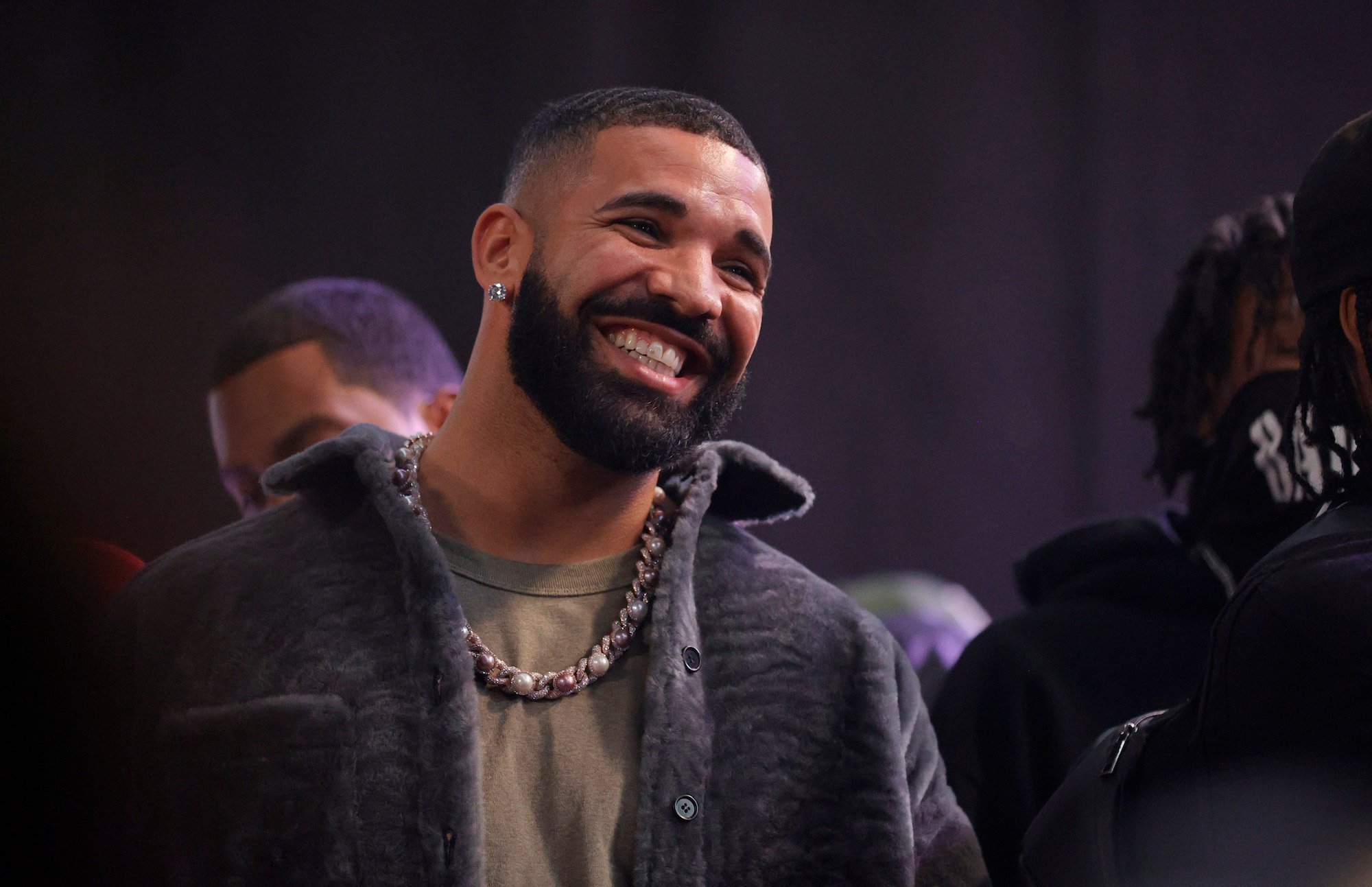 Drake, dont les nombreux ex ont fait l'objet d'un nouveau sketch SNL, souriant pour une photo