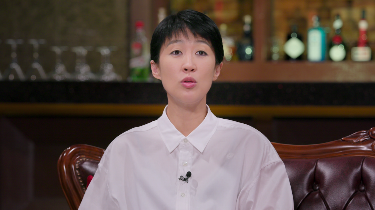 Hong Jin-kyung wears a white shirt while talking on 'Single's Inferno'.