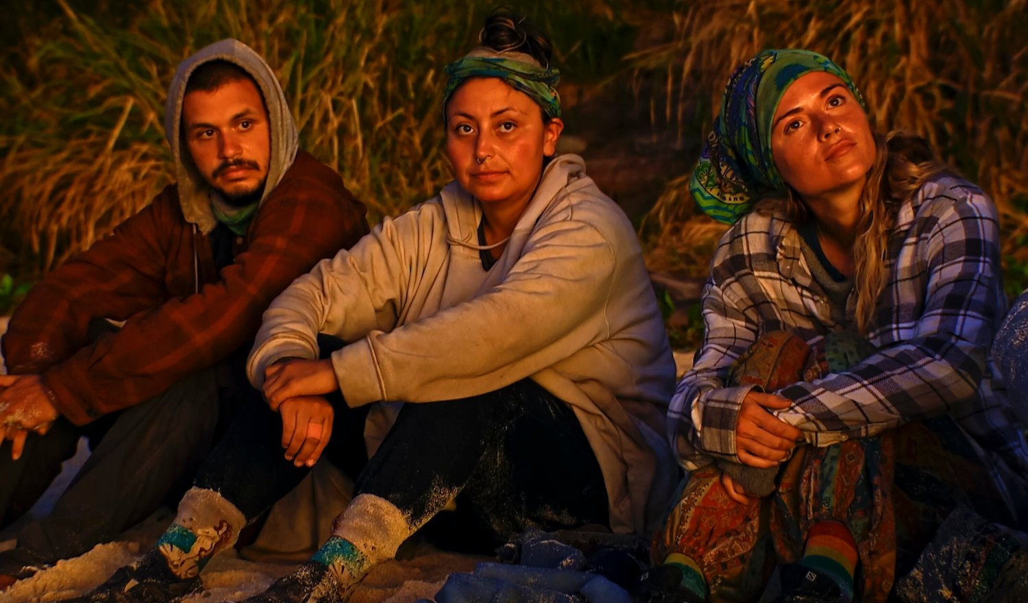Jesse López, Karla Cruz Godoy and Cassidy Clark watching the sunrise in season 43 of 'Survivors'