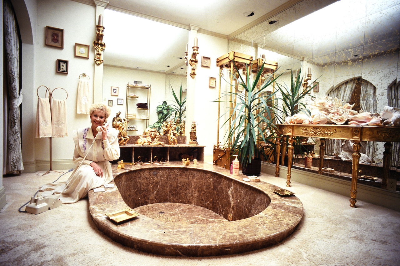 Tammy Wynette pictured in her bathroom in her Nashville home in 1982.