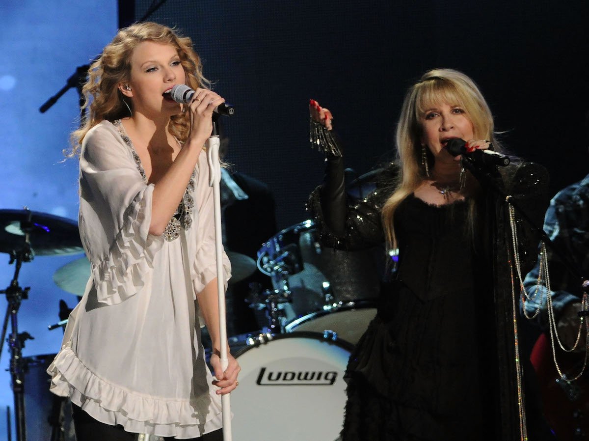 Taylor Swift and Stevie Nicks perform together on stage at the 2010 Grammy Awards.