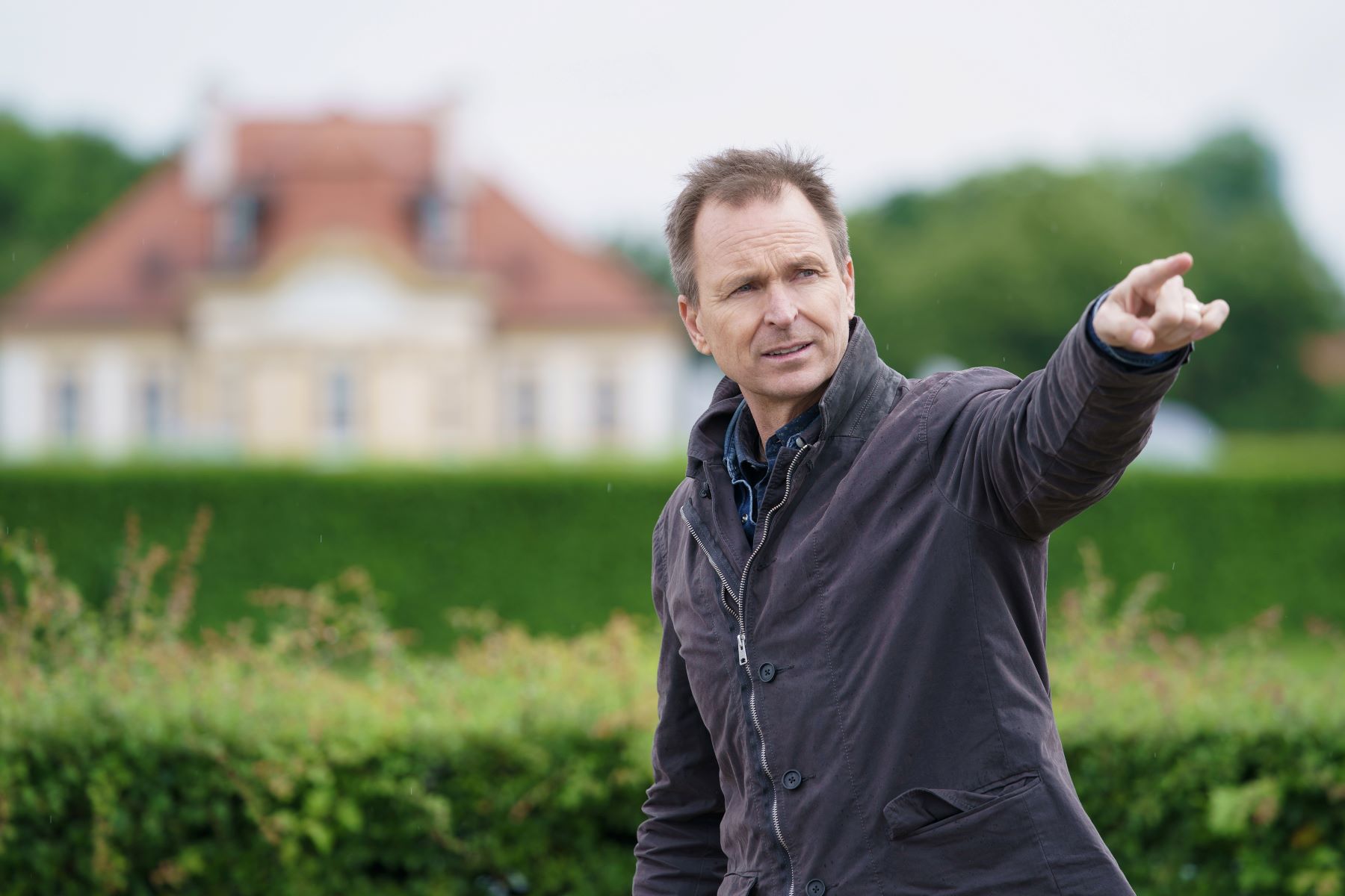 Phil Keoghan, who hosts 'The Amazing Race' on CBS, wears a dark gray jacket.