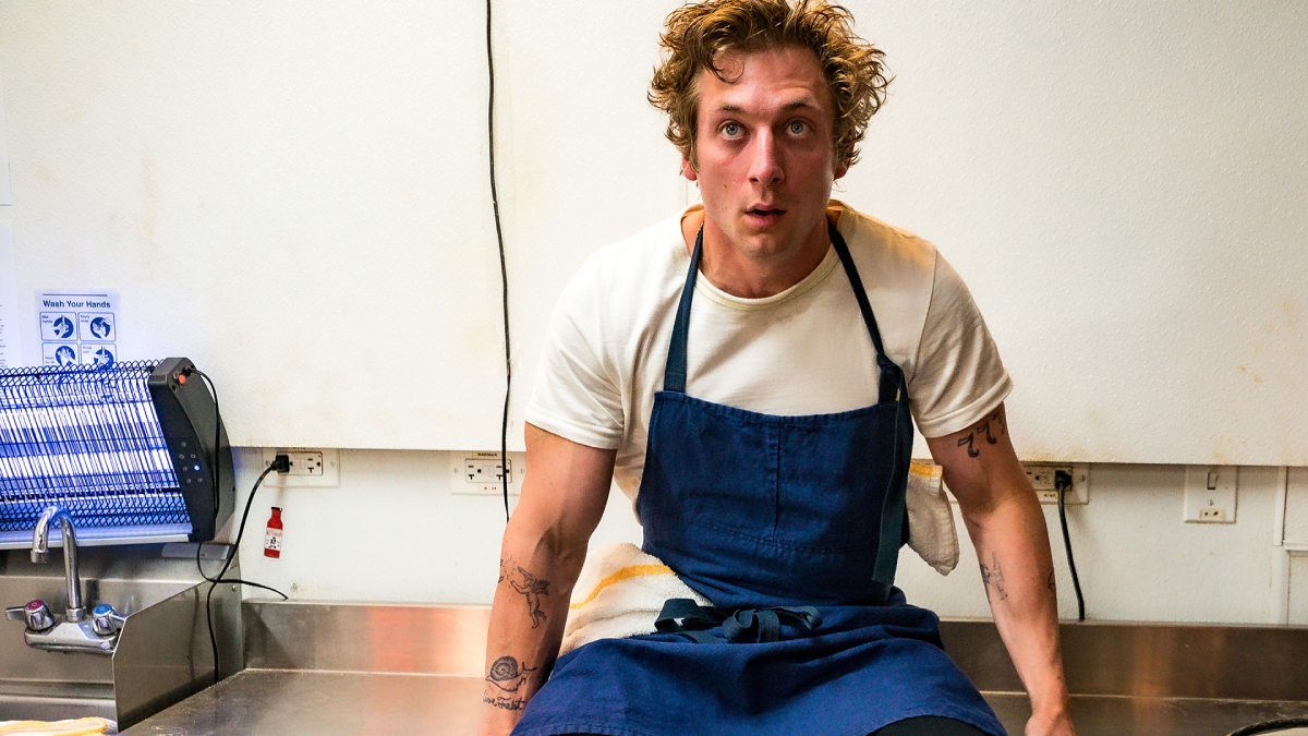 Jeremy Allen White starred in ‘The Bear’ Showbiz Cheat Sheet’s number one tv show of 2022