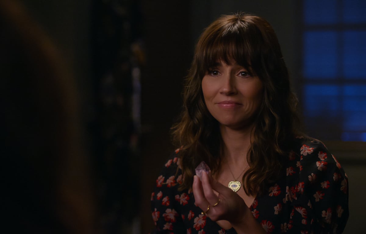 Judy (Linda Cardellini) in the finale season of 'Dead to Me' holding a crane
