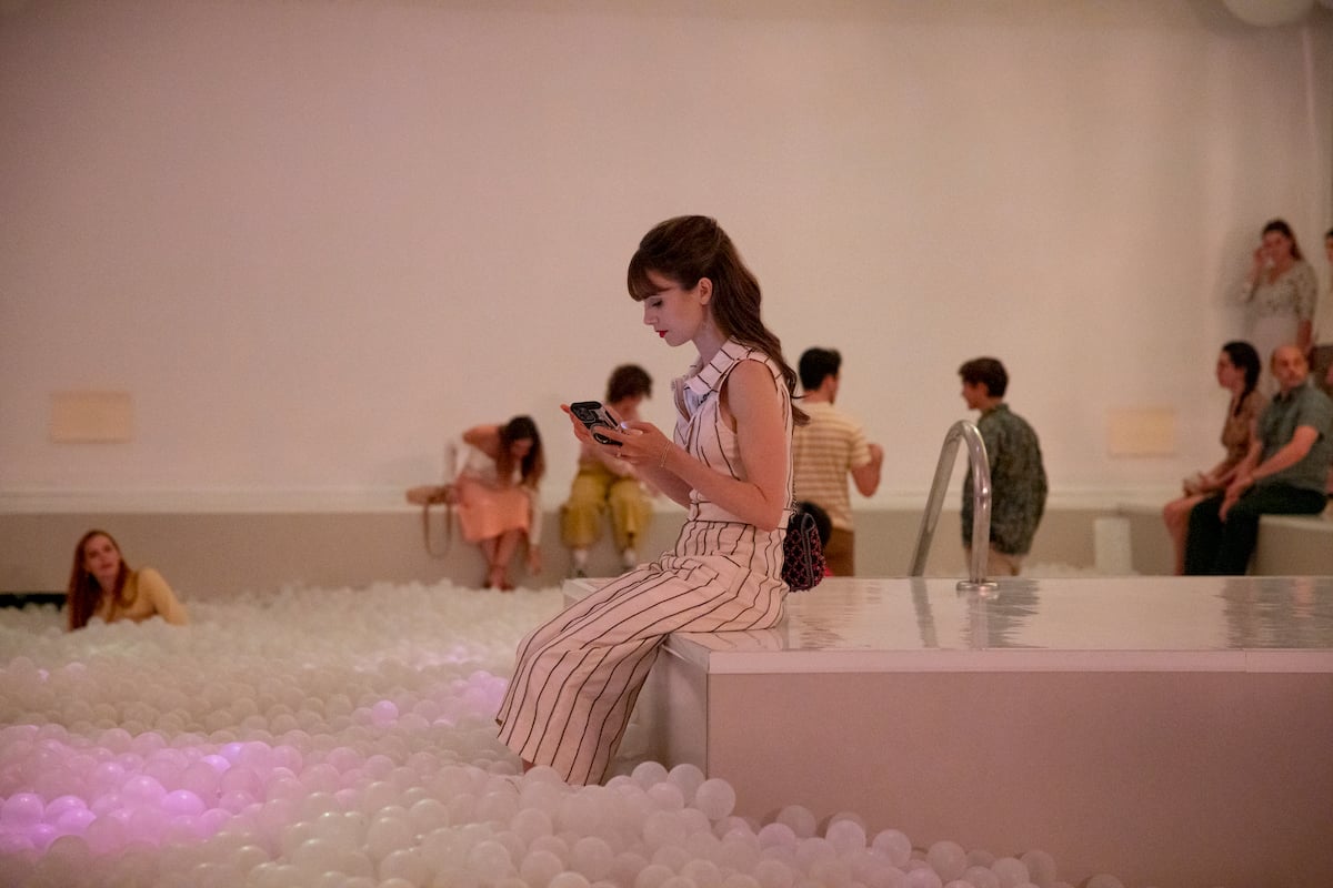 Lily Collins comme Emily dans The Balloon Museum, Saison 3 