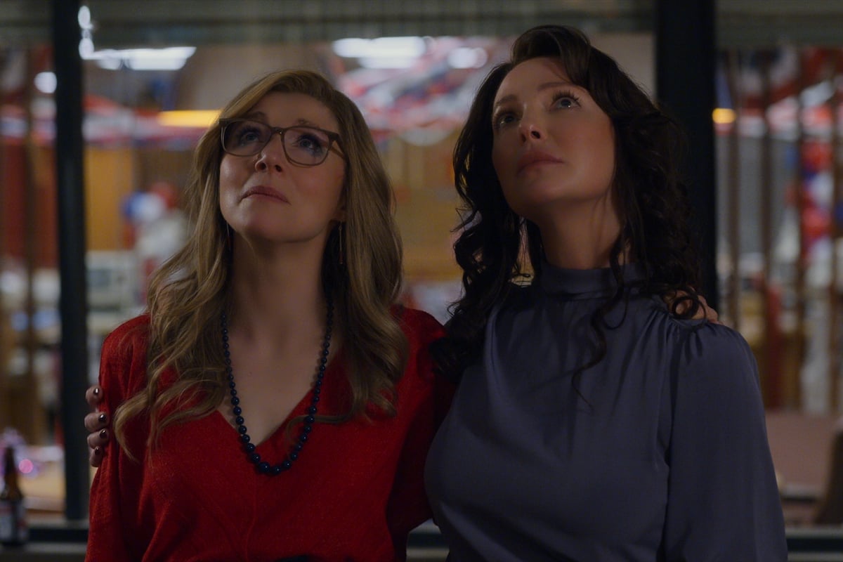 Kate (Sarah Chalke) and Tully (Katherine Heigl) look up in season 2 of 'Firefly Lane,' which explains why Kate is so mad with Tully at the end of season 1
