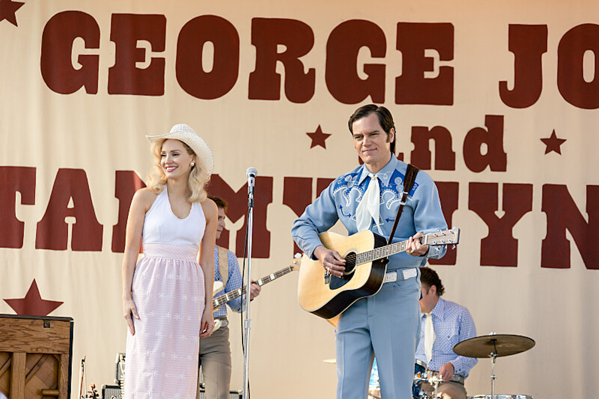 Tammy Wynette (Jessica Chastain) and George Jones (Michael Shannon) on stage and ready to sing in 'George & Tammy'