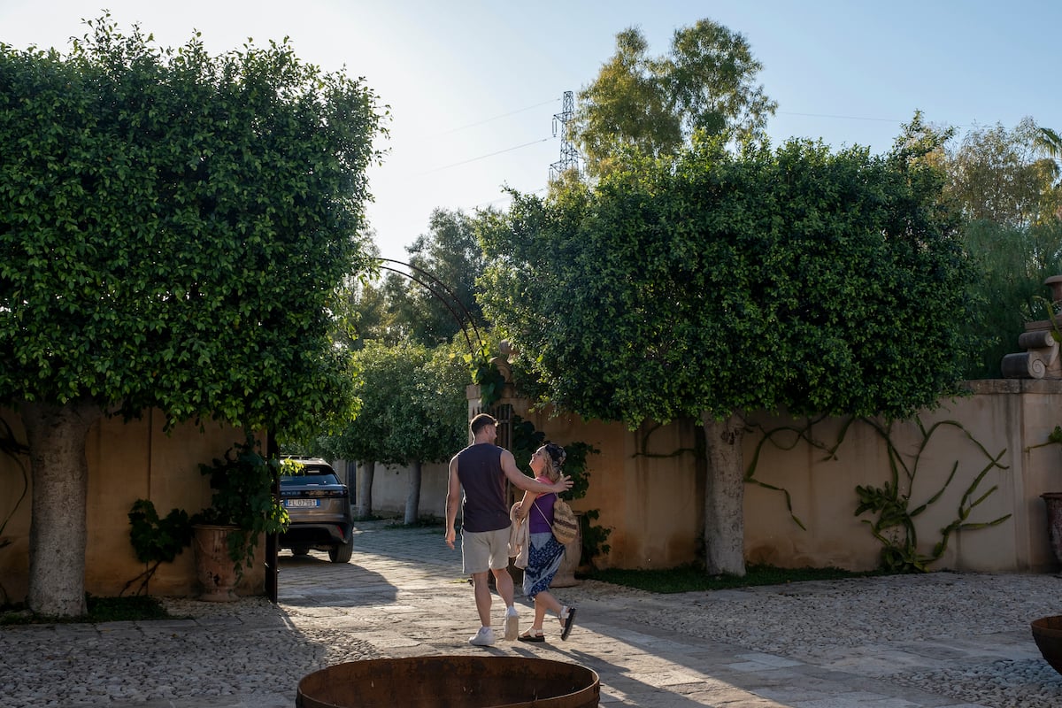 Jack (Leo Woodall) and Portia (Haley Lu Richardson) in episode 5 of 'The White Lotus Sicily'