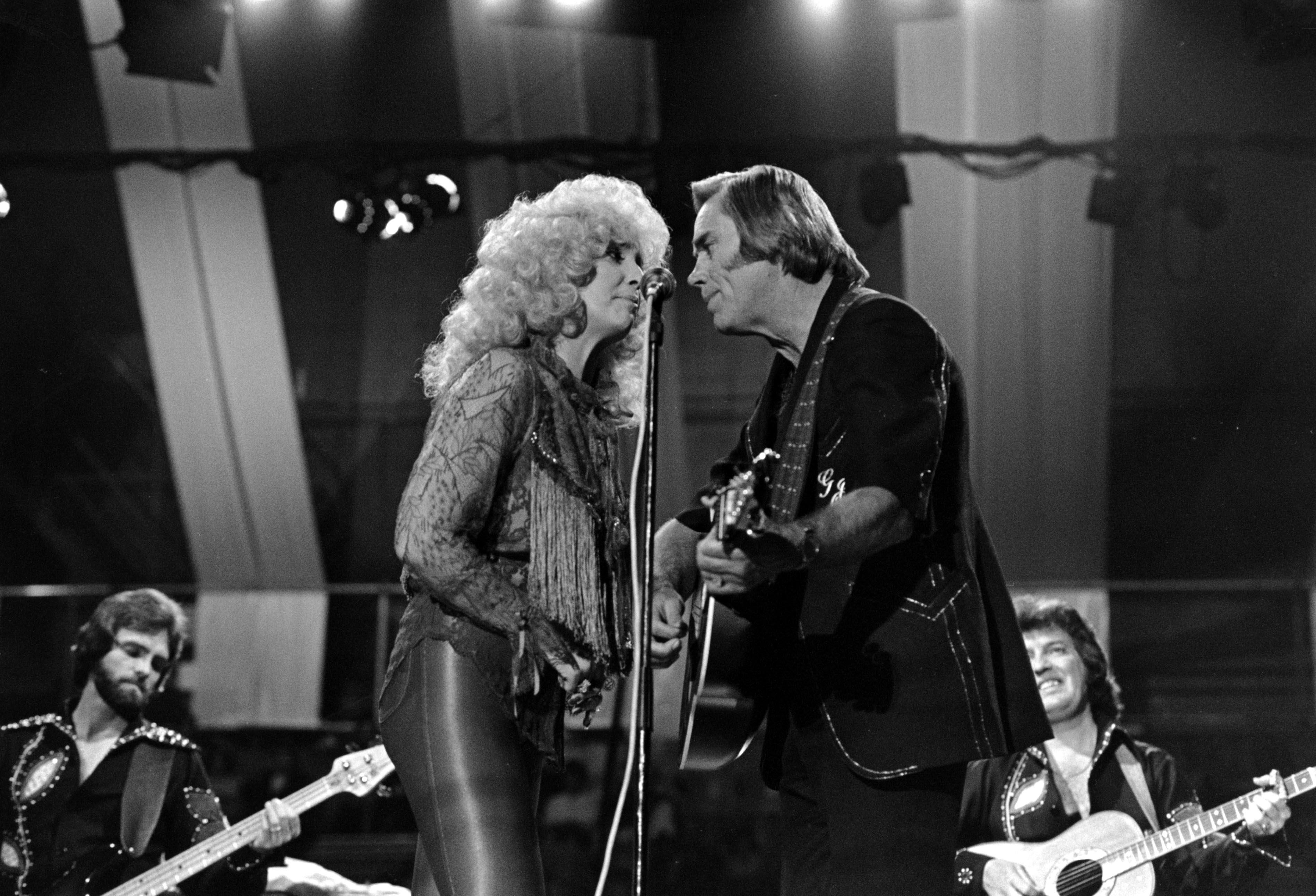 Tammy Wynette and George Jones perform at Wembley Arena
