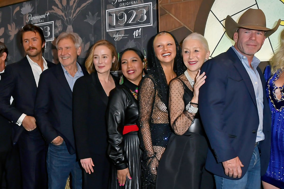 At the 1923 premiere, Harrison Ford, Brandon Sklenar, Jennifer Ehle, Amelia Rico, Julia Schlaepfer, Helen Mirren, and Taylor Sheridan pose for a photo.