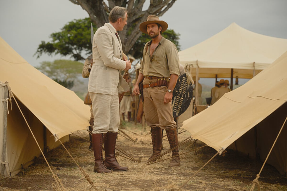 In 1923, Spencer Dutton meets with Richard Holland at a camp in Africa.
