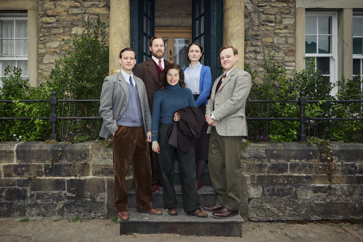 'All Creatures Great and Small' Season 3 cast standing on a stoop