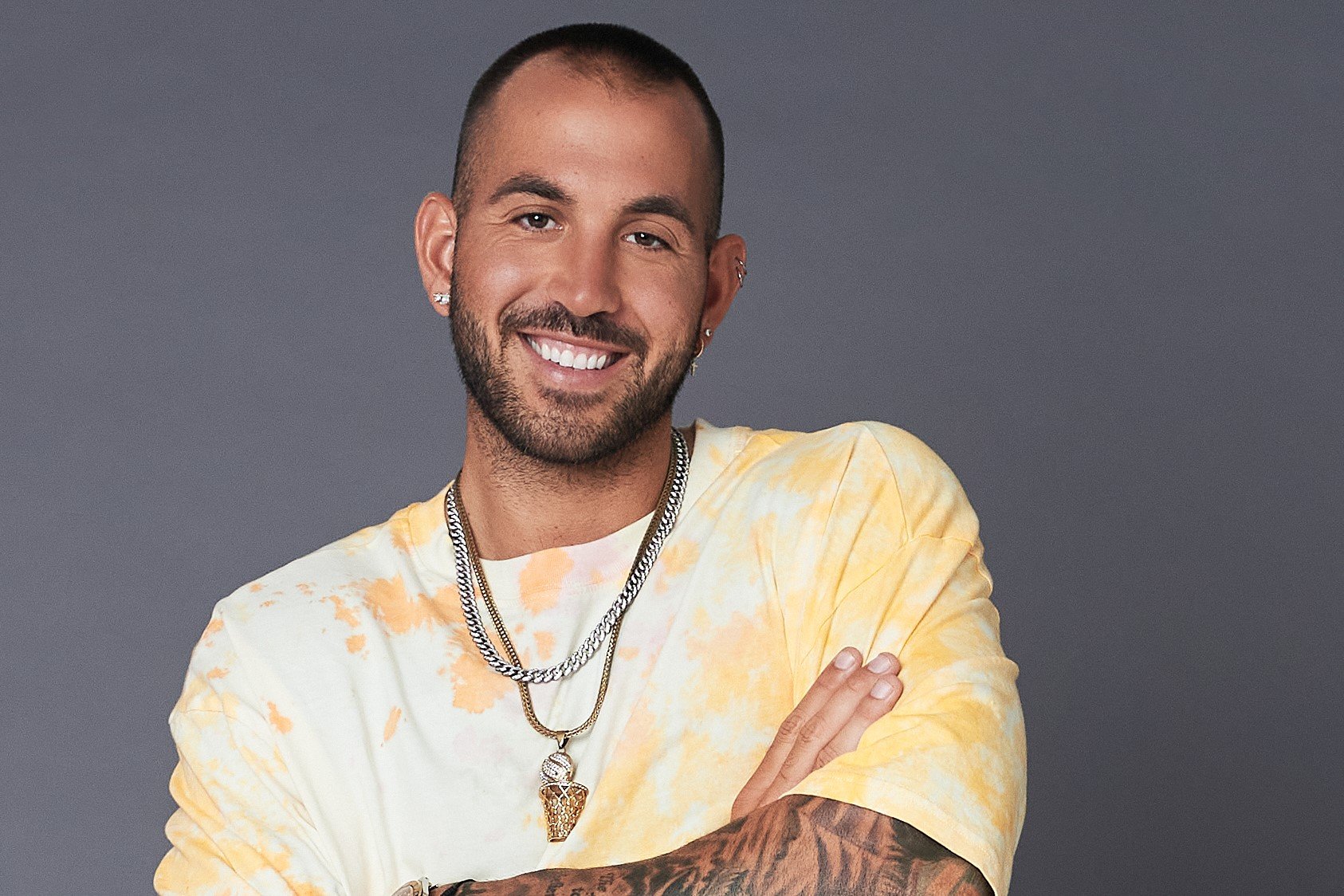 Leo Svete, who, according to 'Are You the One?' Season 9 spoilers, isn't a match with Brooke Rachman, wears an orange and white tie dye shirt.
