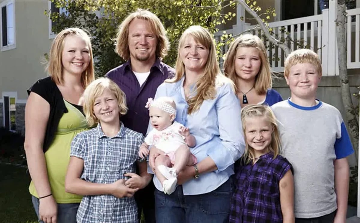 Aspyn, Gwendlyn, Kody, Christine, Truely, Mykelti, Ysabel, and Paedon Brown stand together in a family photo as seen on 'Sister Wives' on TLC.