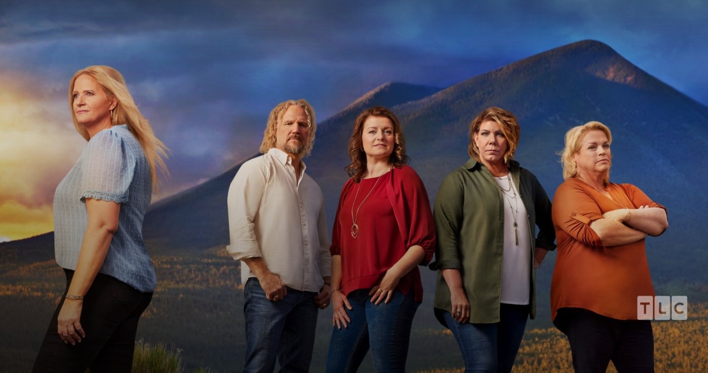 Christine Brown, Kody Brown, Robyn Brown, Meri Brown, and Janelle Brown pose in Flagstaff, Arizona for 'Sister Wives' Season 17 promo on TLC.