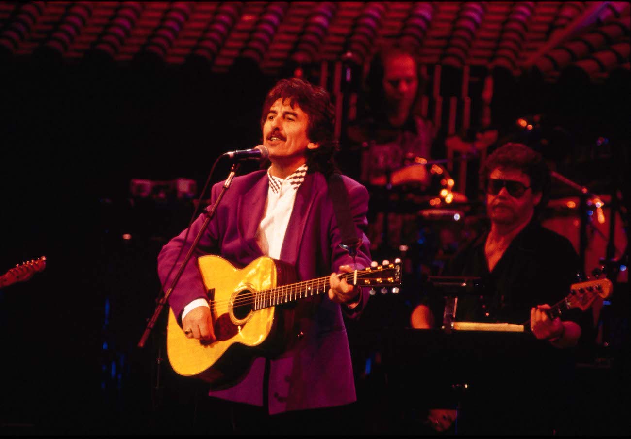 George Harrison se produisant au concert anniversaire de Bob Dylan. 