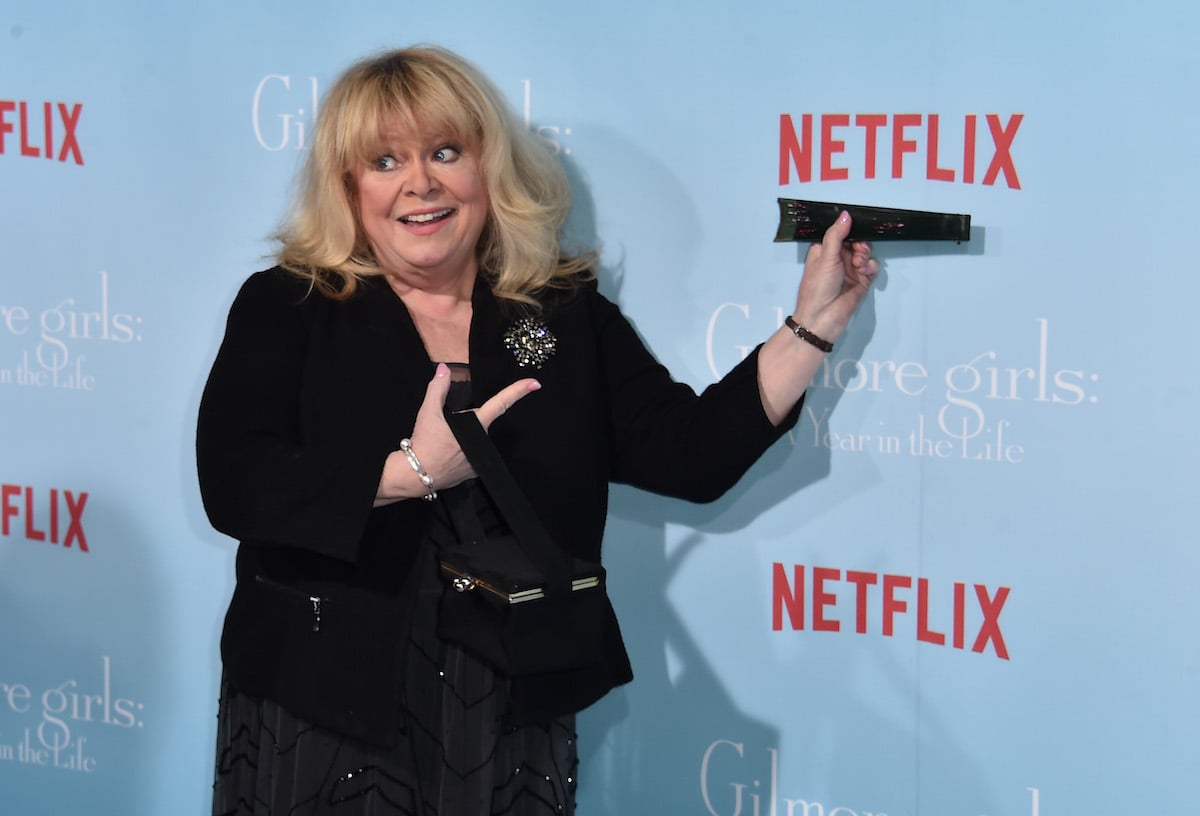'Gilmore Girls': Sally Struthers holds up a fan on the red carpet