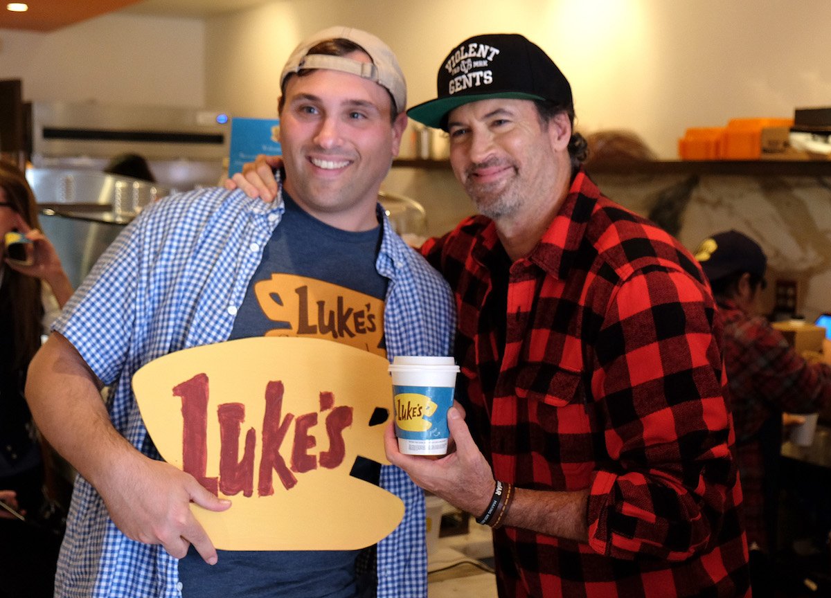 'Gilmore Girls' star Scott Patterson poses with a fan at Luke's Diner pop up