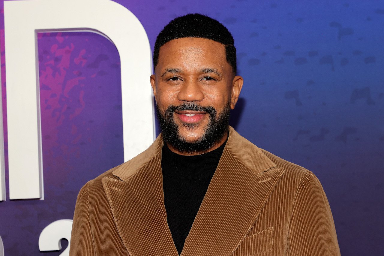 Hosea Chanchez poses on the red carpet