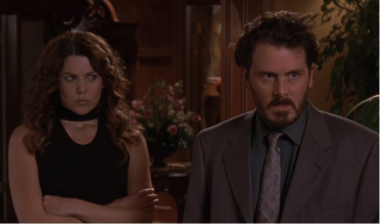 Lorelai Gilmore, in a black dress, stands with Jason Stiles, in a season 4 episode of 'Gilmore Girls'