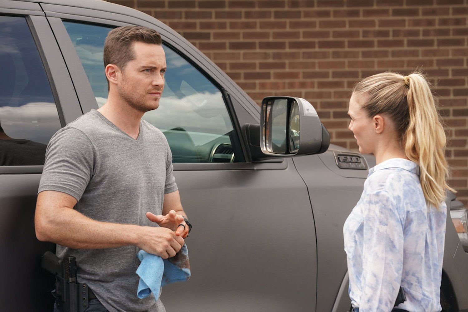 Jay Halstead and Hailey Upton speaking in 'Chicago PD'