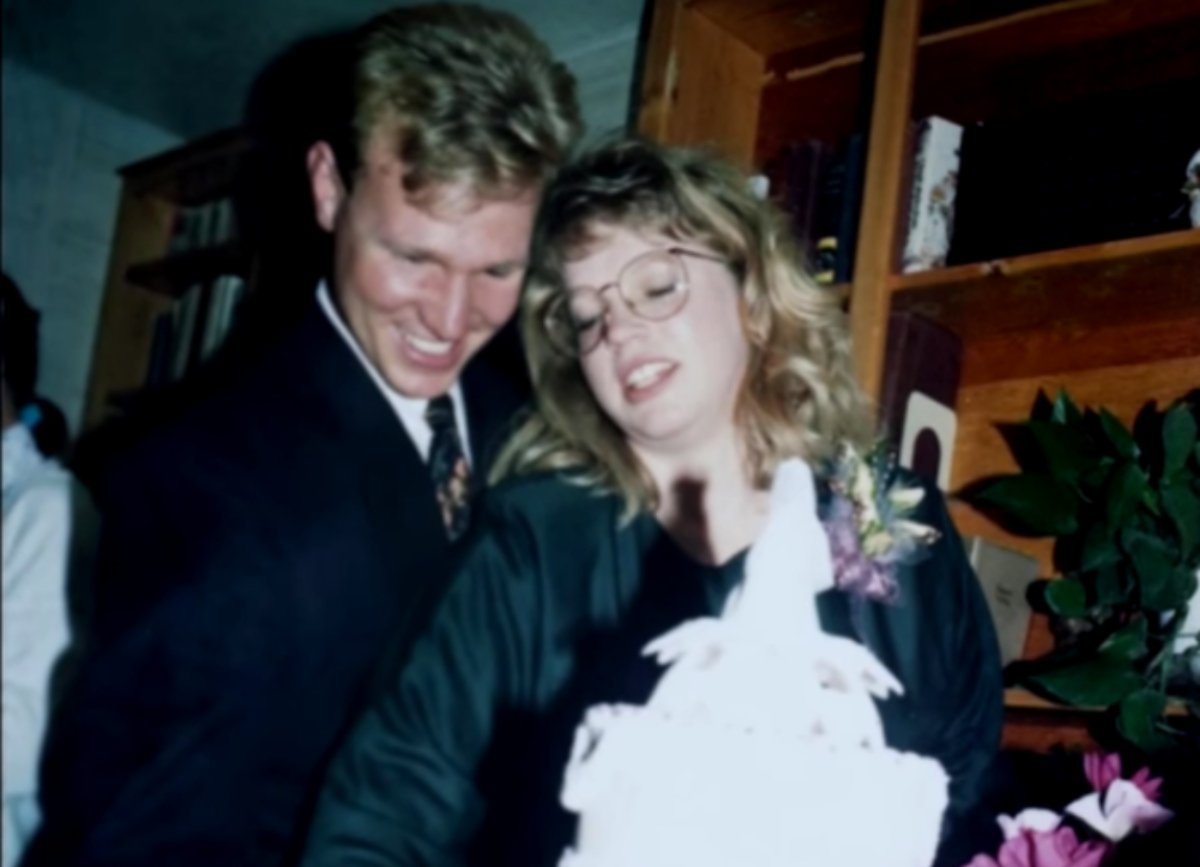 Kody Brown and Janelle Brown cutting their cake at their wedding as seen on 'Sister Wives' on TLC.