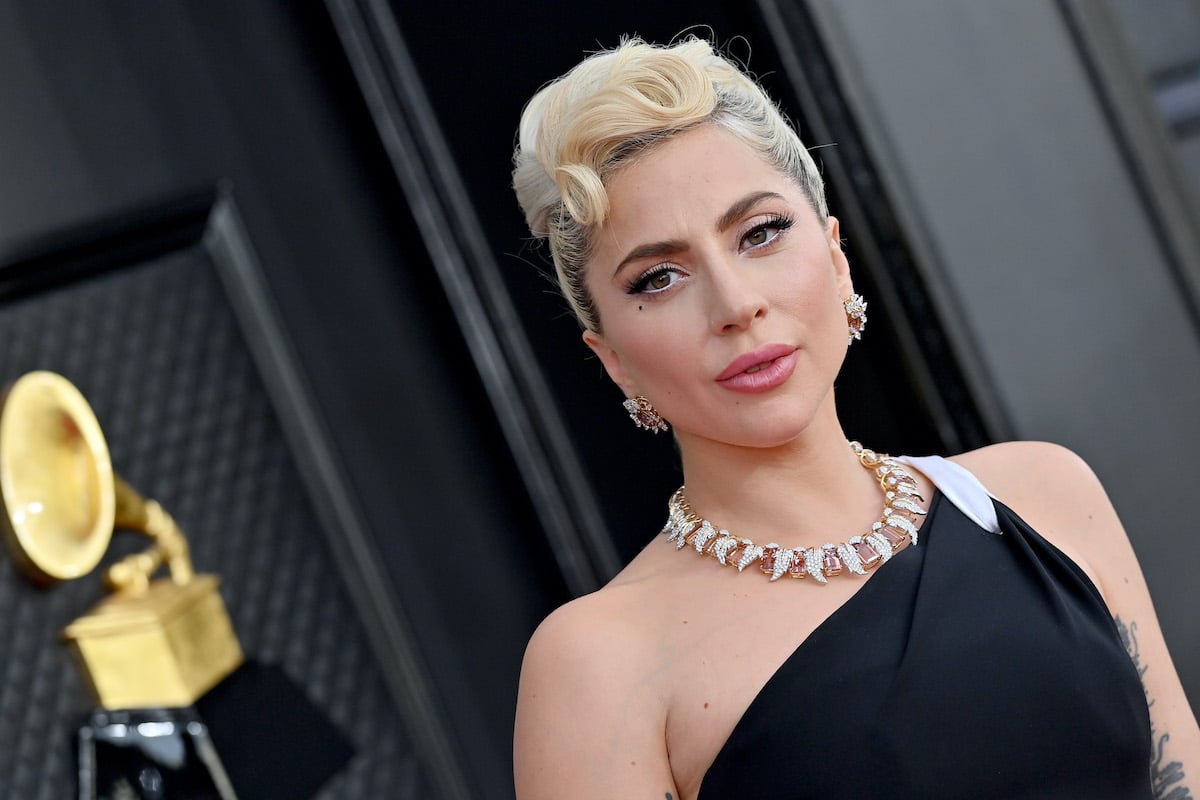 Lady Gaga sourit légèrement