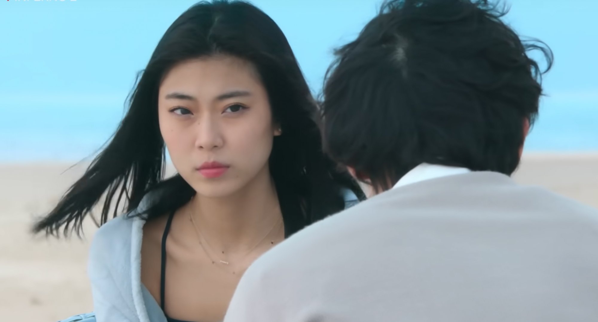Nadine from 'Single's Inferno' Season 2 and Jin-young on the beach.