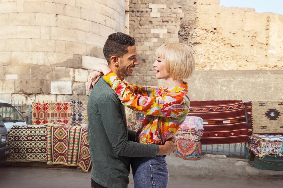 Nicole ve Mahmoud, TLC'de Mısır'da 4. sezon için '90 Day Fiancé: The Other Way' tanıtım fotoğrafları için birlikte poz veriyor.