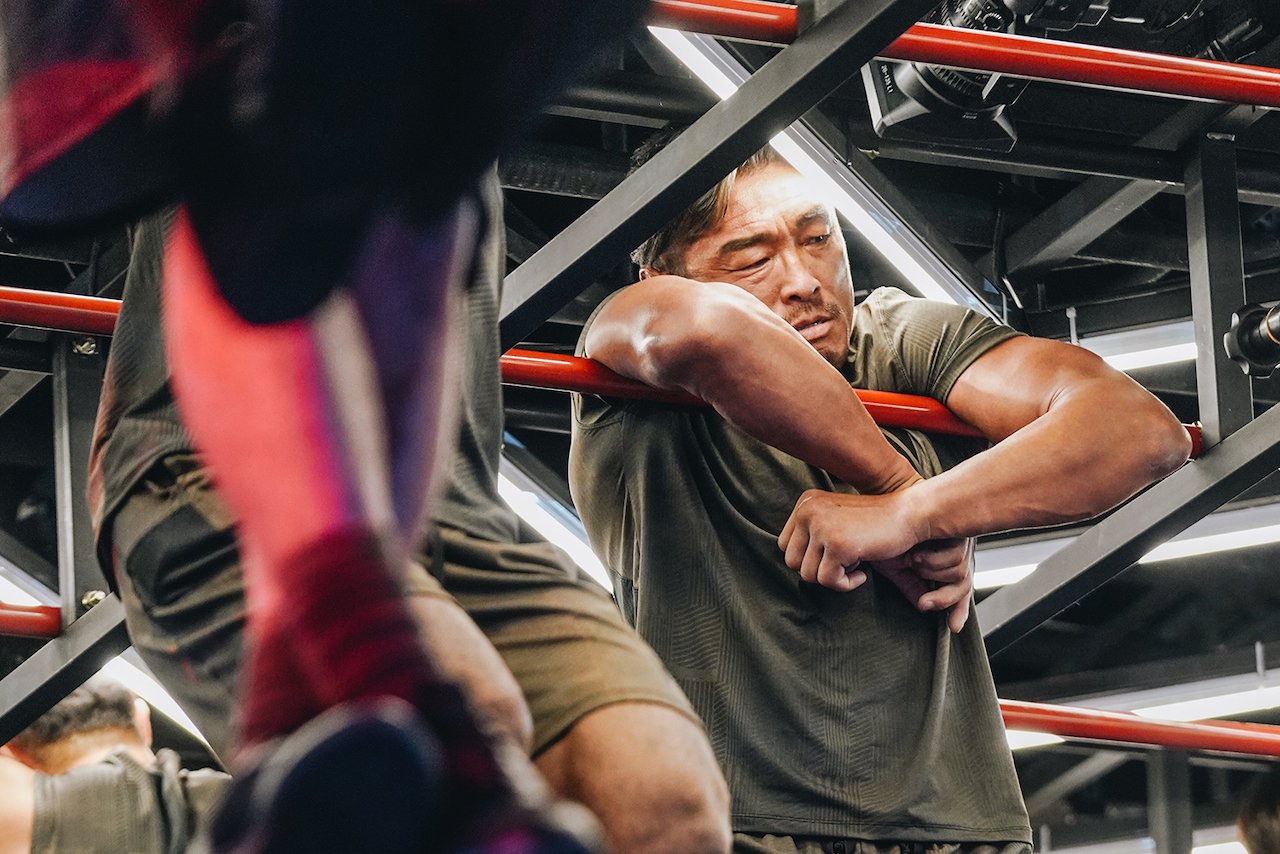 Choo Sung-hoon hangs onto a bar on 'Physical 100'.