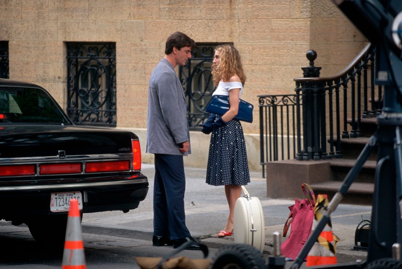Mr. Big, in a suit, stands with Carrie Bradshaw outside of her apartment in season 1 of 'Sex and the City'