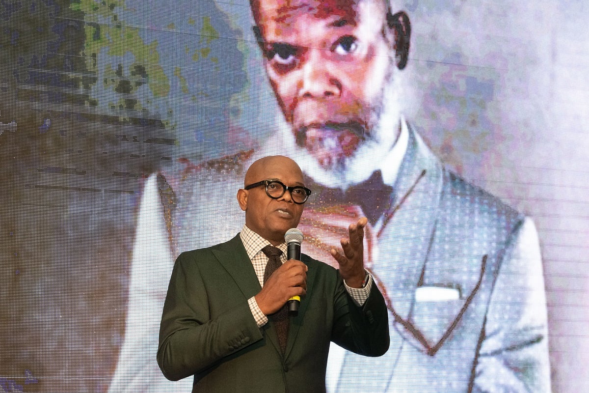 Samuel L. Jackson being honored at the Icon Mann dinner event.