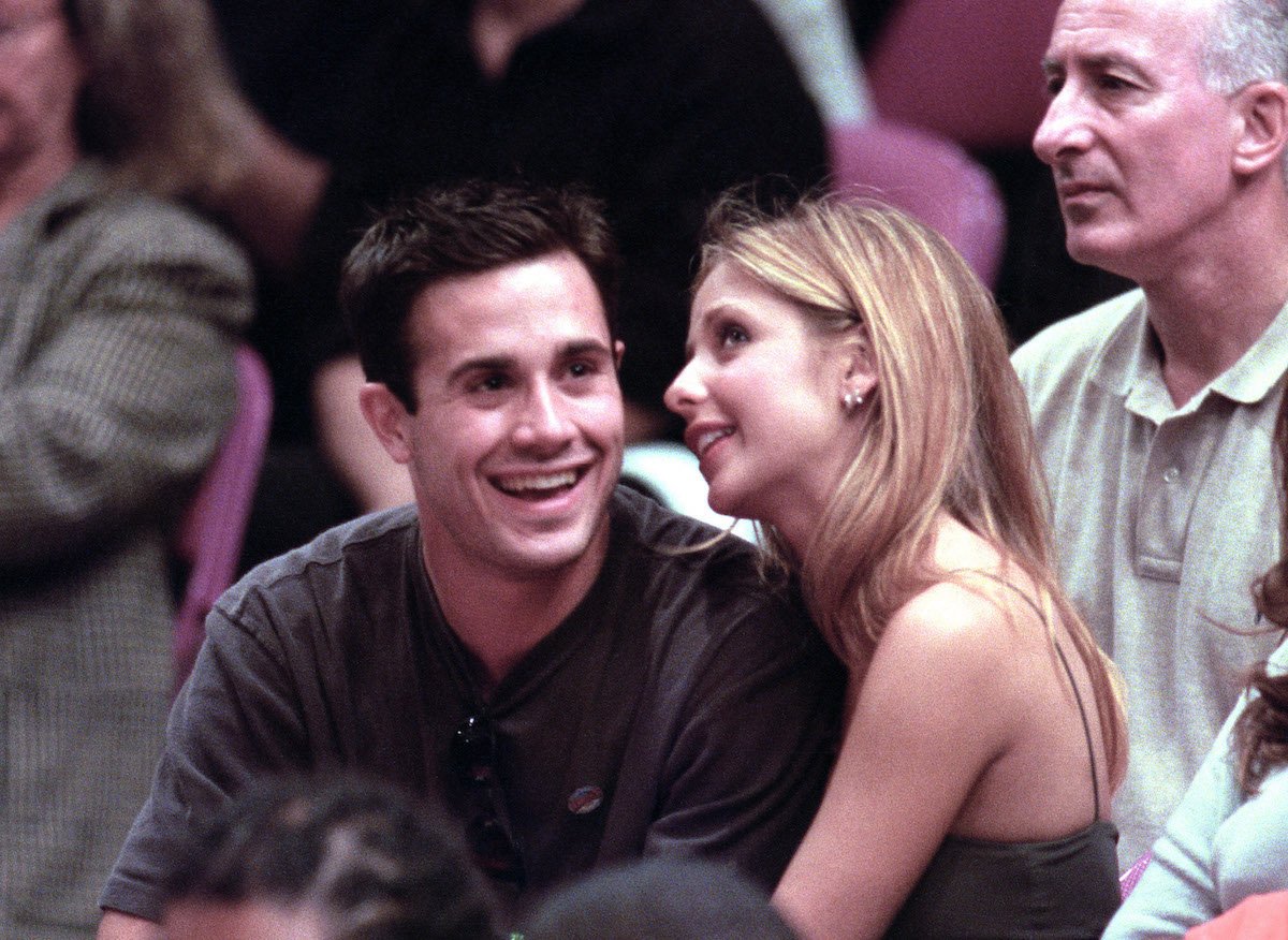 Sarah Michelle Gellar and Freddie Prinze Jr. attend a New York Knicks game in 2000