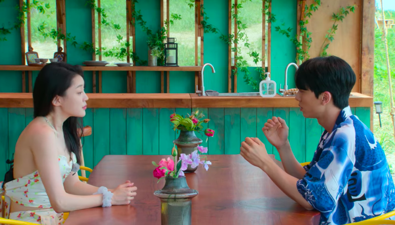 Choi Seo-eun and Kim Han-bin sit at a table to talk on 'Single's Inferno 2'.