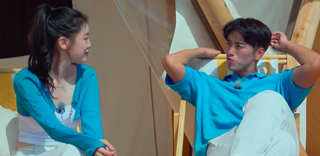 Choi Seo-eun and Jo Yoong-jae sit outside in matching blue shirts on 'Single's Inferno 2'.