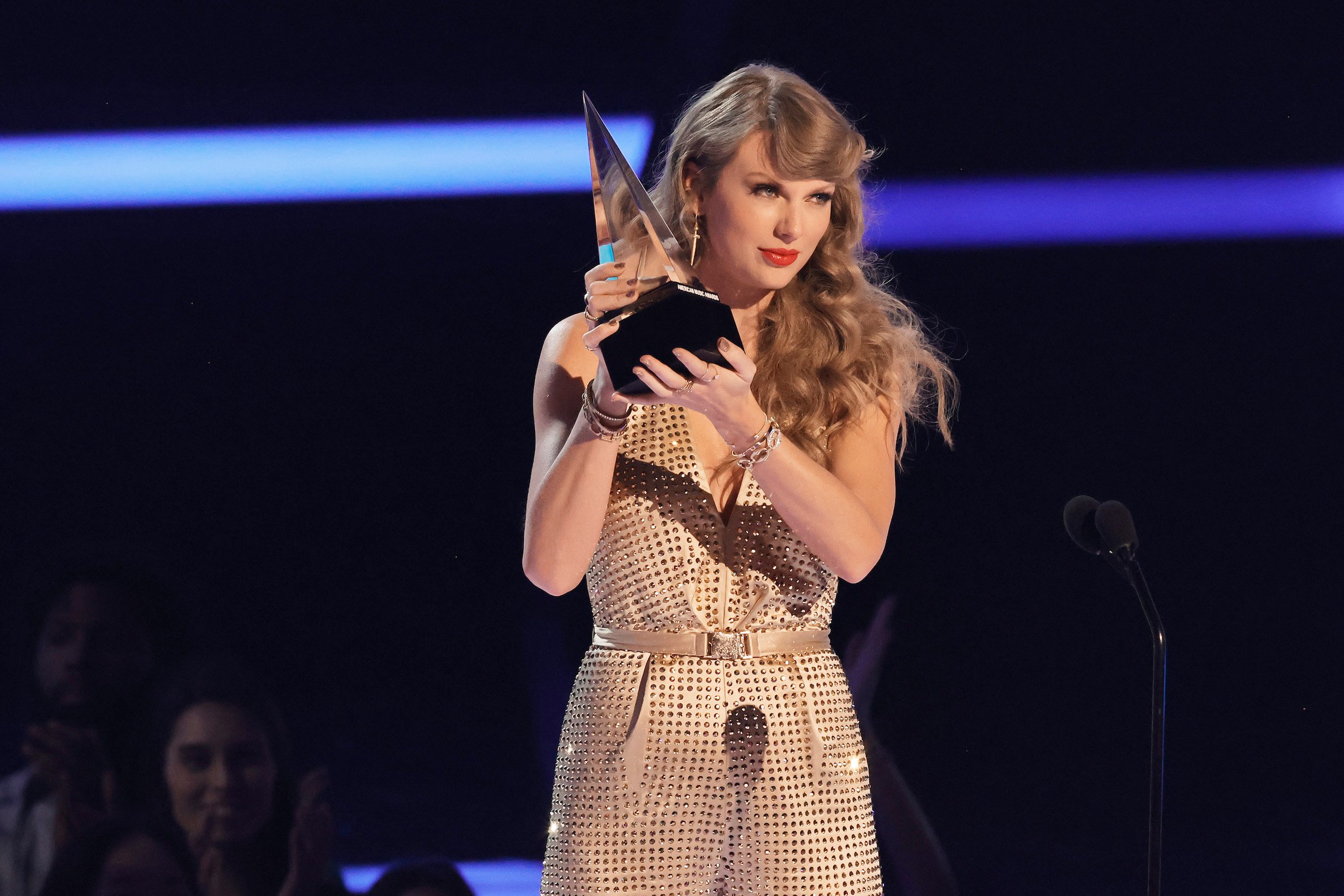 Taylor Swift accepts the Artist of the Year award during the 2022 American Music Awards