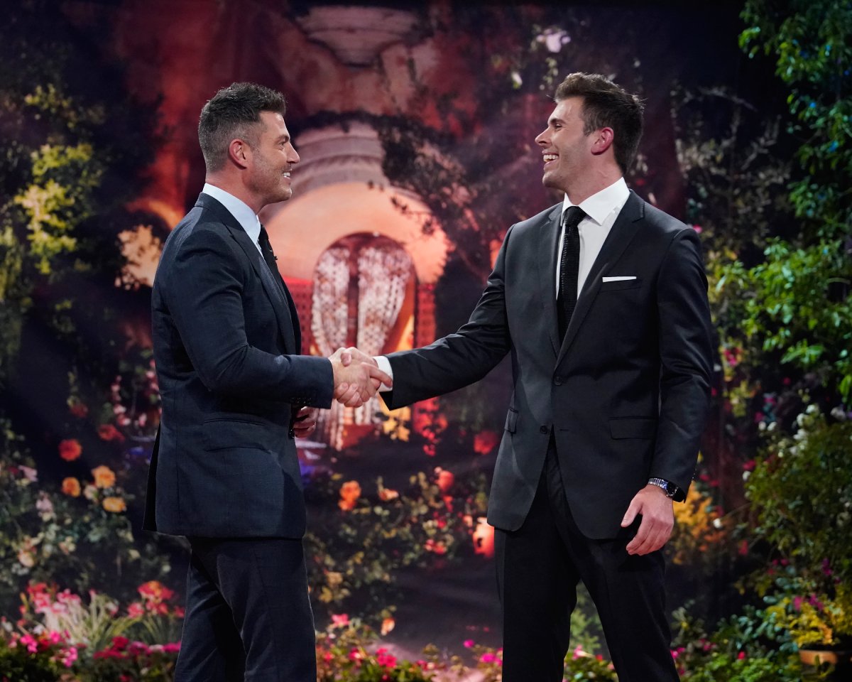 During the After the Final Rose special, The Bachelor Zach Shallcross and Jesse Palmer shake hands. They are both wearing suits and ties. 