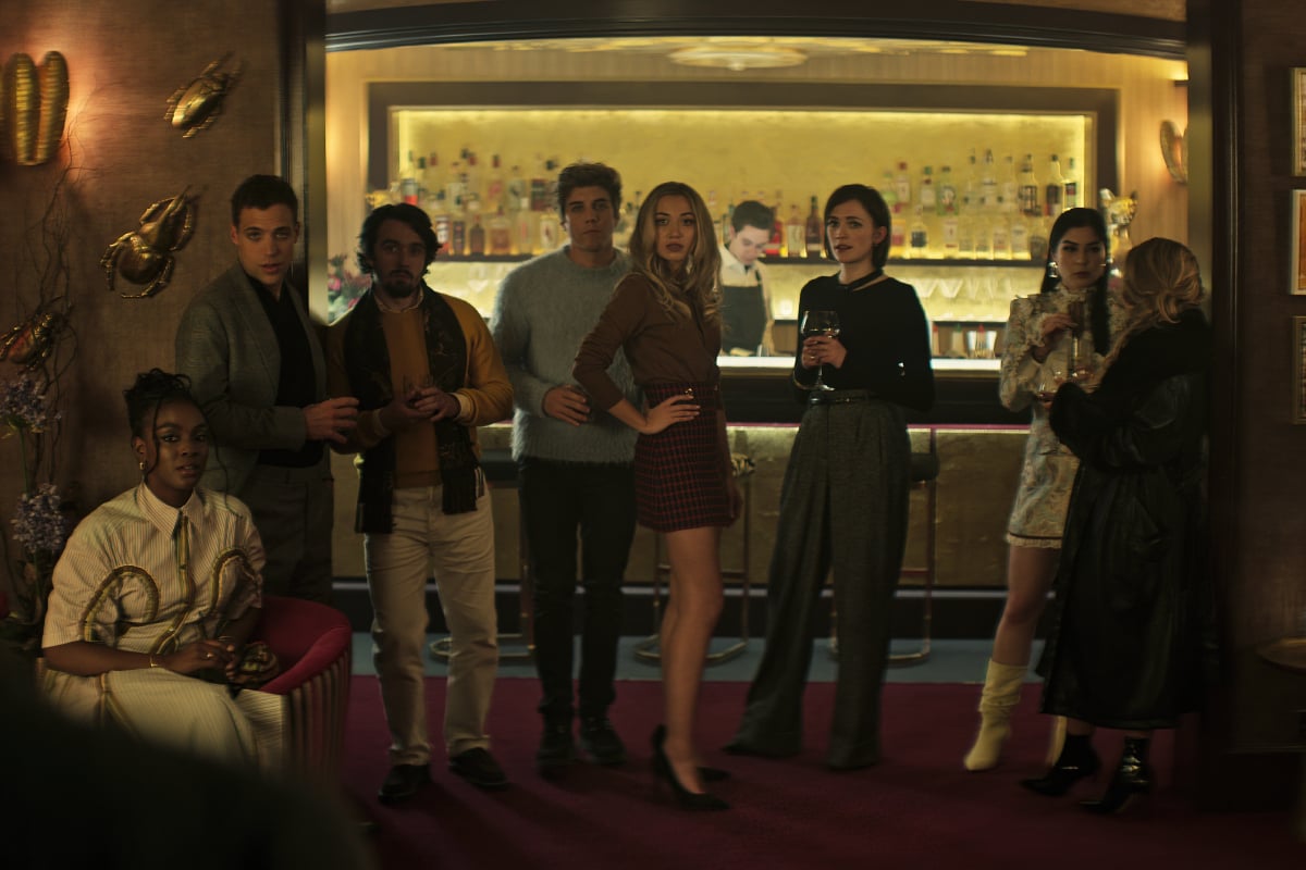 The You Season 4 trailer introduces the Eat the Rich Killer. Joe's wealthy socialite friends stand in front of a bar.