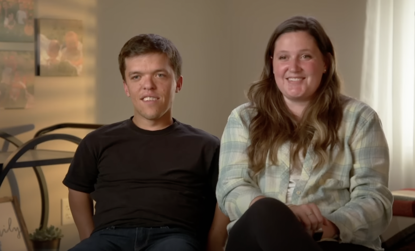 Zach and Tori Roloff sitting next to each other in 'Little People, Big World'