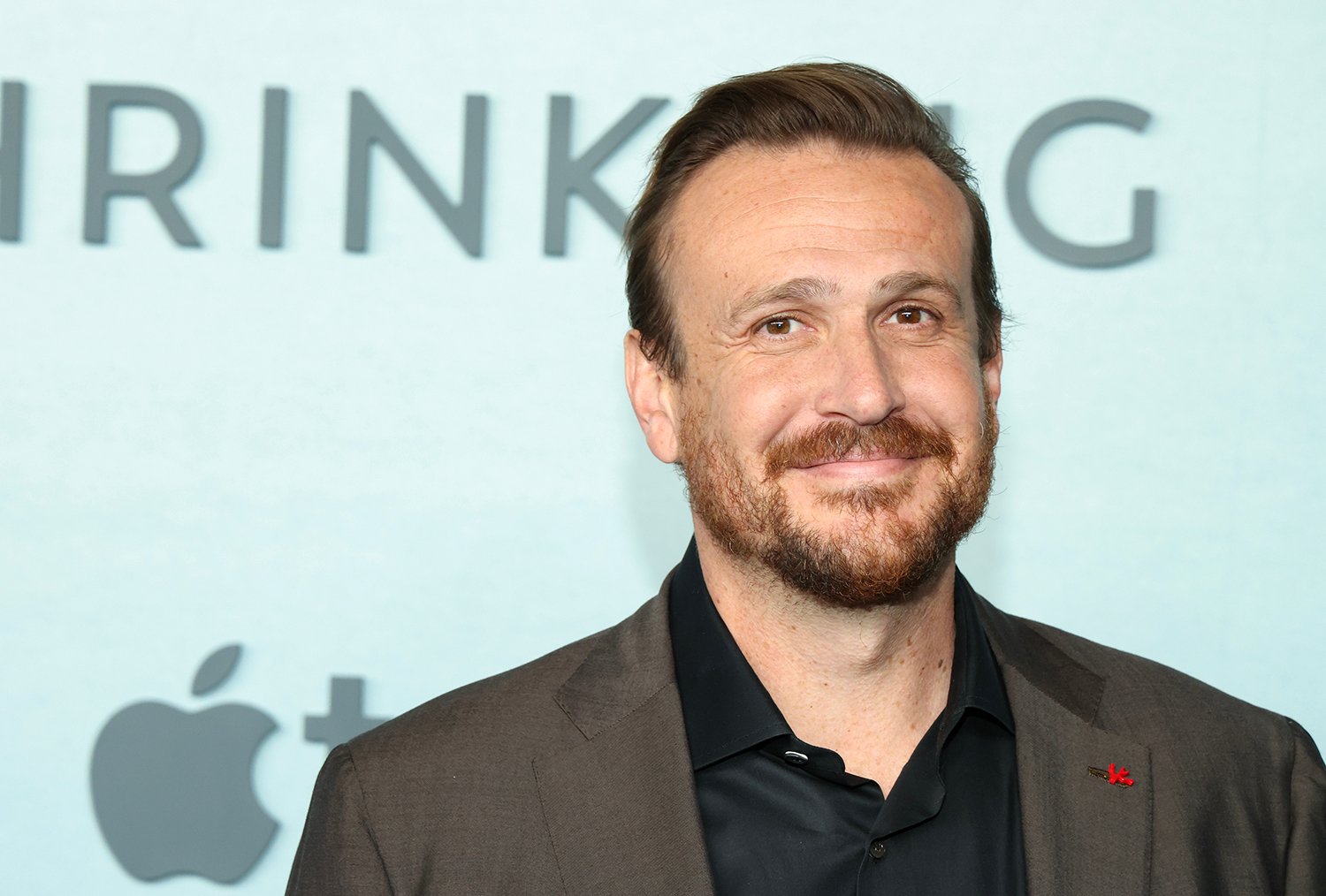 How I Met Your Mother star Jason Segel poses at the premiere of AppleTV+'s Shrinking