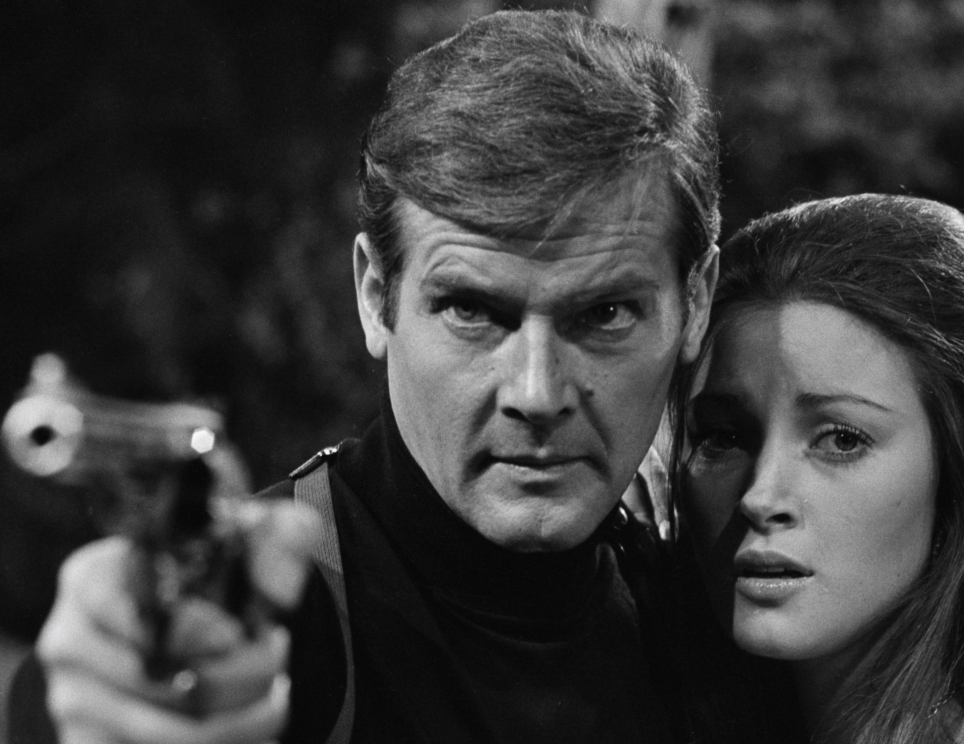 Roger Moore next to Jane Seymour in 'Live and Let Die'