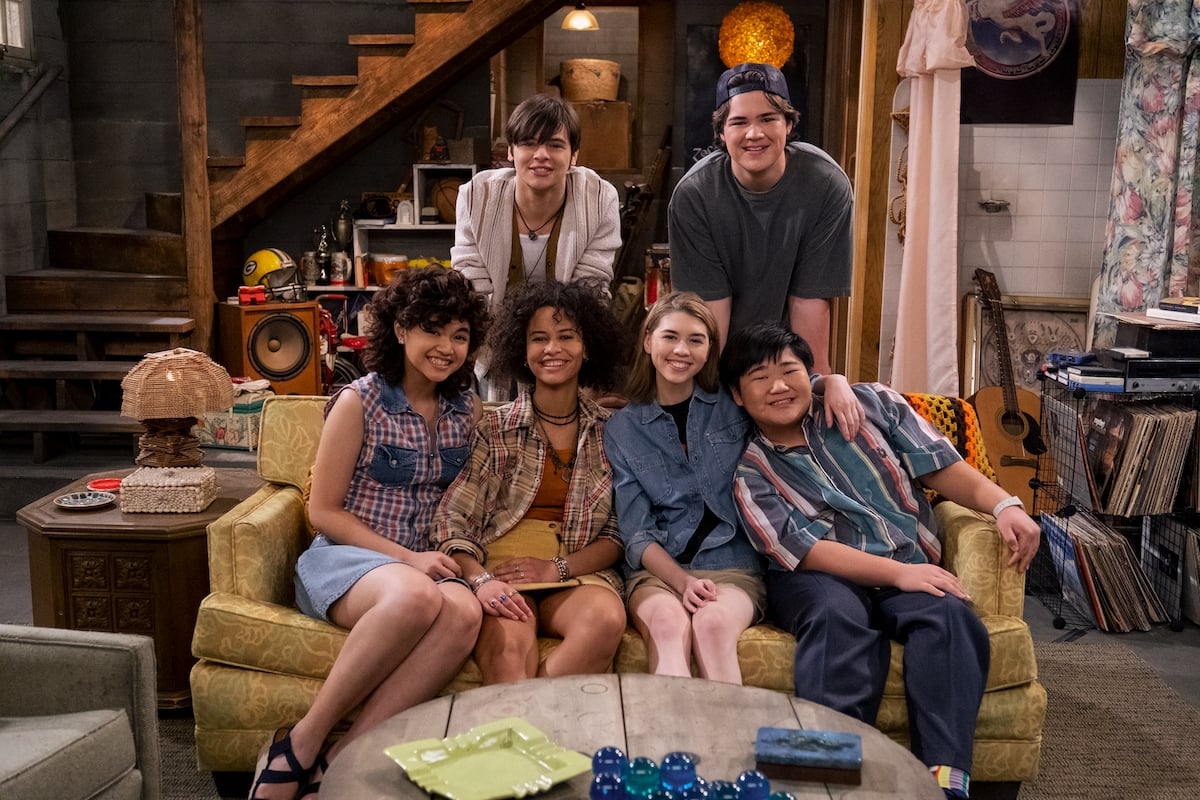 Sam Morelos as Nikki, Mace Coronel as Jay, Ashley Aufderheide as Gwen Runck, Callie Haverda as Leia Forman, Maxwell Acee Donovan as Nate, Reyn Doi as Ozzie in 'That '90s Show' which shares the same theme song as 'That '70s Show' but sung by a different artist 