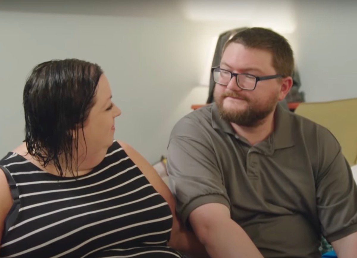 1000-lb Best Friends star Meghan Crumpler and her boyfriend Jon sit on their hotel bed