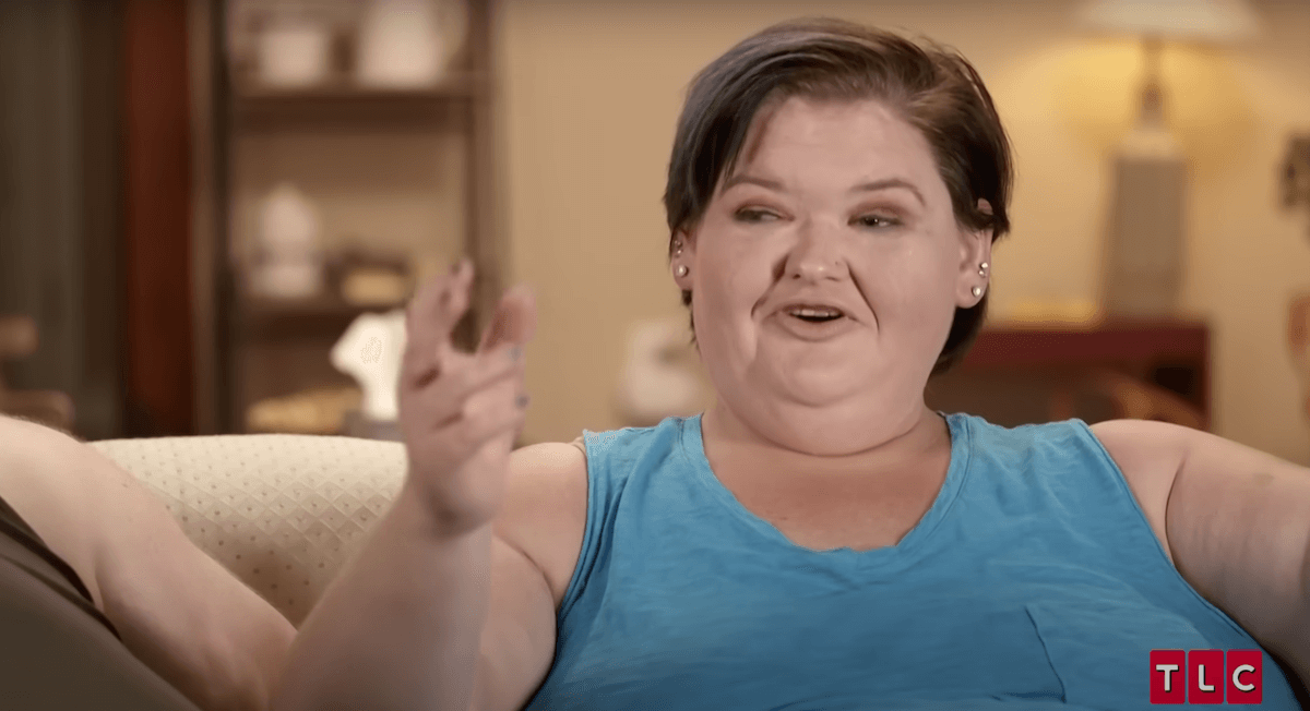 Amy Slaton from '1000-lb Sisters' wearing a sleeveless blue top