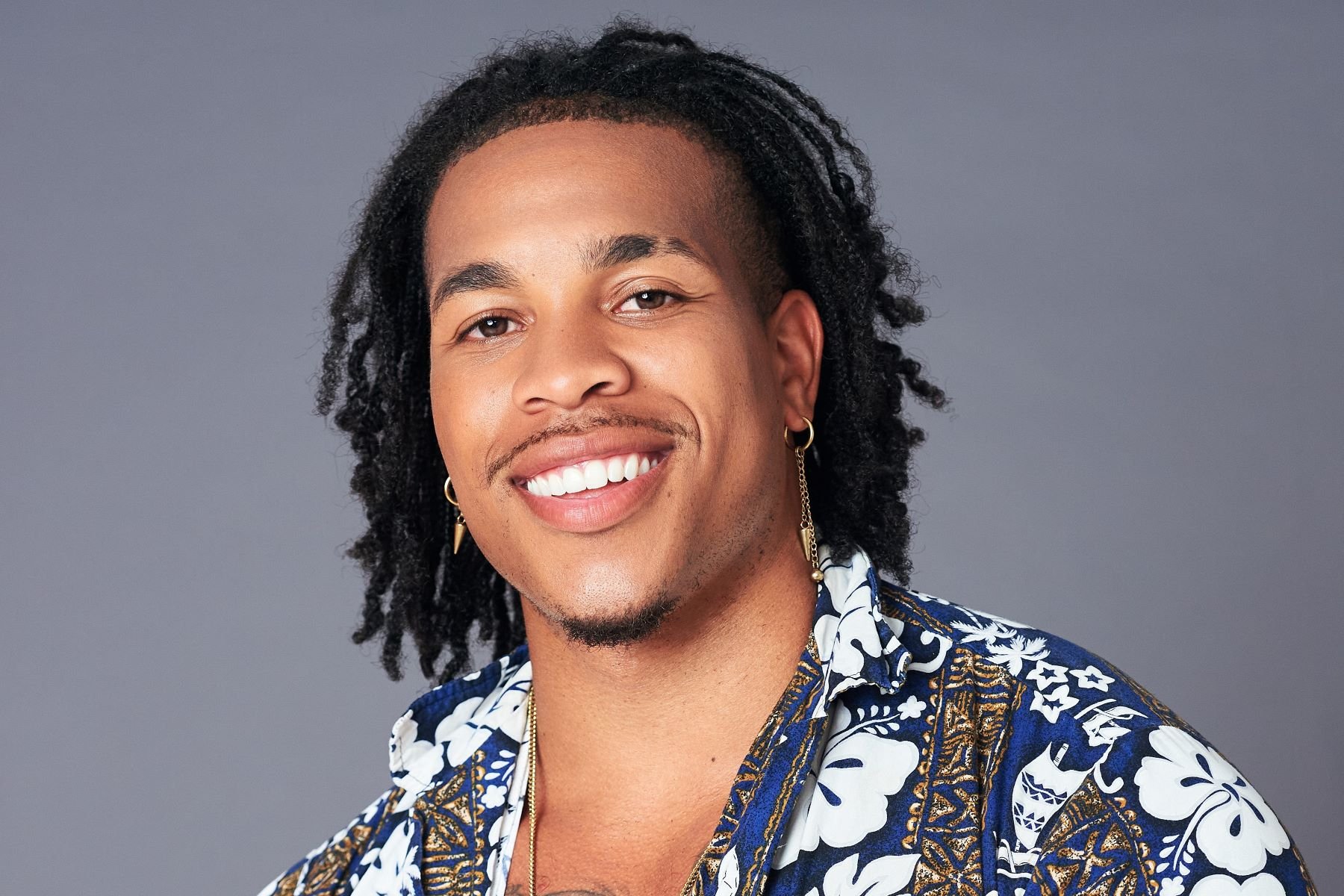 Aqel Carson, who stars in 'Are You the One?' Season 9, wears a blue and white Hawaiian shirt.