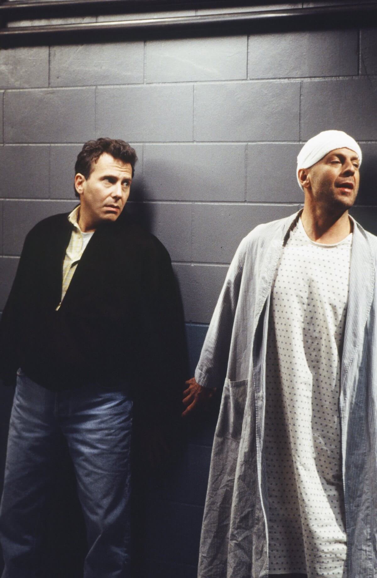 Bruce Willis meets Paul Buchman (Paul Reiser) in the hospital halls on 'Mad About You'